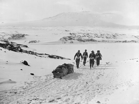Des membres de l’expédition Nimrod partent à l’assaut de l’Erebus le 5 mars 1908. Douglas Mawson, domaine public.