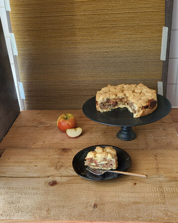 Kuchen auf Ständer und Kuchenstück auf Teller für Shooting.