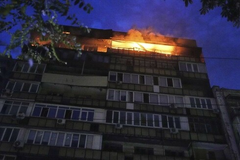 La Russie continue sa série de frappes nocturnes sur Kyiv, faisant au moins 10 blesés