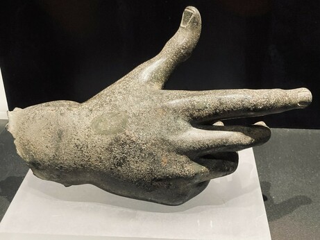 Antike Bronzehand, mit ausgestecktem Zeigefinger.