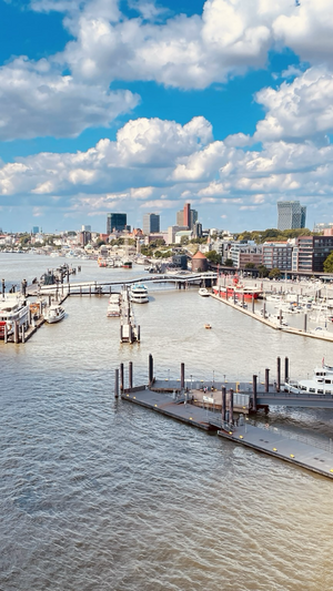 Blick von der Elbphilharmonie Richtung Landungsbrücken.