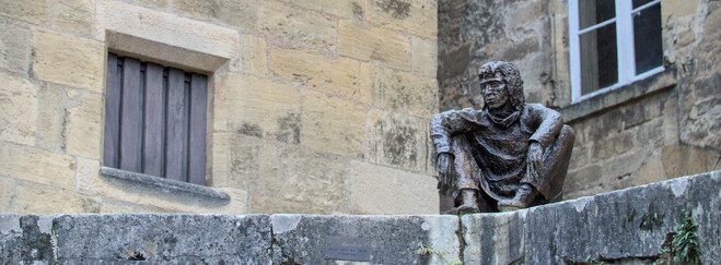 Une statue d’un homme accroupi comme un Yakuza