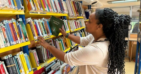 le Bibliobus apporte sa mini-bibliothèque dans la commune