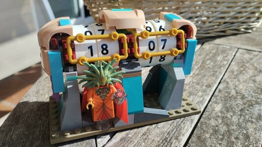 Foto de un lego calendario bastante ceremonial que marca el 18 del 07 con una figura de mirada hierática de Dragones y Mazmorras