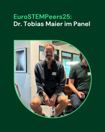 Ein Mann sitzt auf einem Stuhl in einer Sprechblase auf einem dunkelgrünen Hintergrund. Überschrift lautet: EuroSTEMPeers25: Dr. Tobias Maier im Panel.