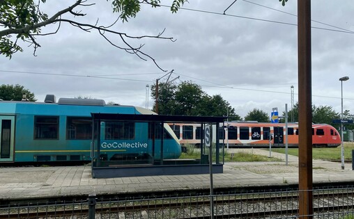 Connection in Skjern: a totaaaaally not Arriva livery "GoCollective" train.