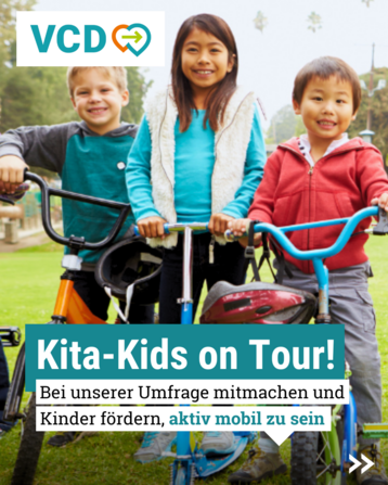 Auf dem Foto sind drei Kinder auf ihren Fahrrädern zu sehen, links oben ist das VCD-Logo abgebildet und als Titel ist zu lesen: Kita-Kids on Tour! Bei unserer Umfrage mitmachen und Kinder fördern, aktiv mobil zu sein.
