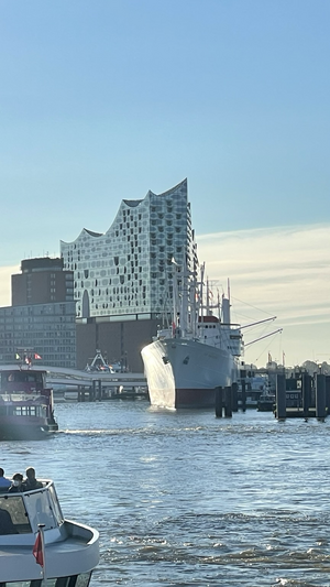 Die Elbphilharmonie und die Cap San Diego bei Sonnenaufgang ☀️🛳️