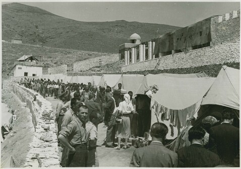 Gyaros Island of Exile - ICRC V-P-HIST-05817.JPG 13.06.1948 - Ghioura island, penitentiary island, camp nr.5. Visit of the tents.