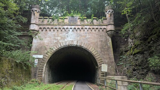 Öffnung Küllstedter Tunnel 1530 m
Sieht aus wie ein Schloßtor, erbaut 1875