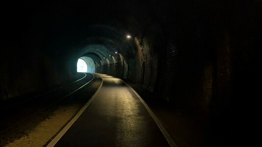 Hin und natürlich wieder zurück. Bild im Tunnel. Hinten sieht man das Licht vom Ende des Tunnels.