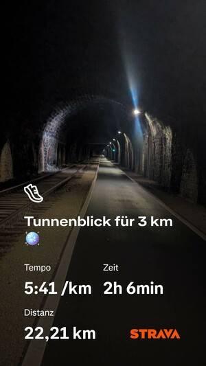 Der Tunnel ist mit Bewegungsmeldern ausgestattet, und wird, wenn man durchläuft halbwegs beleuchtet!
Laufrune: Tunnelblick 22,2 Km in 2h 6 min.