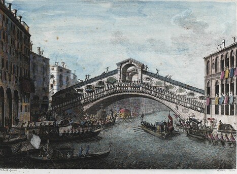 Blick auf einen Kanal in Venedig, der von einer gebogenen Brücke überspannt wird. Auf dem Wasser sind mehrere Gondeln zu sehen.