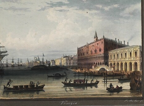 Blick auf Häser von Venedig. Im Vordergund Wasser. Auf dem Wasser mehrere Gondeln.