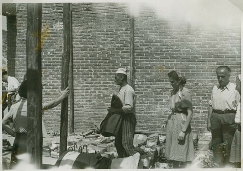 Gyaros Island of Exile - ICRC V-P-HIST-E-05826.JPG 13.06.1948 - Ghioura island, penitentiary camp nr.4. Distribution of relief items.