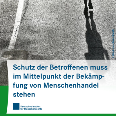 Sharepic mit dem Foto einer Straße, auf der man den Schatten einer gehenden Person sieht. Unter der Foto folgt Text, unter dem das Logo des Deutschen Instituts für Menschenrechte eingeblendet ist:
Schutz der Betroffenen muss im Mittelpunkt der Bekämpfung von Menschenhandel stehen
