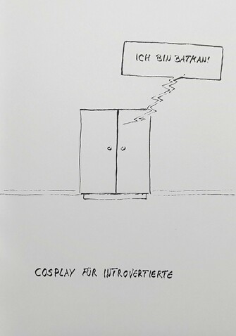 Aus einem Schrank ertönt eine Stimme: "Ich bin Batman!" Untertitel: Cosplay für Introvertierte.