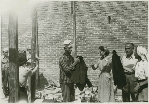 Gyaros Island of Exile - ICRC V-P-HIST-05830.JPG 13.06.1948 - Ghioura island, penitentiary camp nr.4. Distribution of relief items.