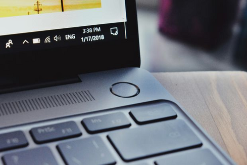 Un computer con in primo piano il tasto di accensione