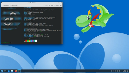 Escritorio de Fedora 42 KDE Plasma con un fondo azul sobre el que aparece Konqi, un dragón verde.