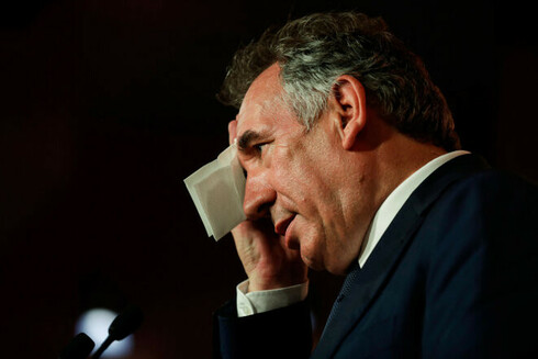 François Bayrou, s'essuie le visage alors qu'il s'adresse aux représentants des médias lors d'une conférence de presse au siège du MoDem à Paris, le 21 juin 2017. © Photo Thomas Samson / AFP