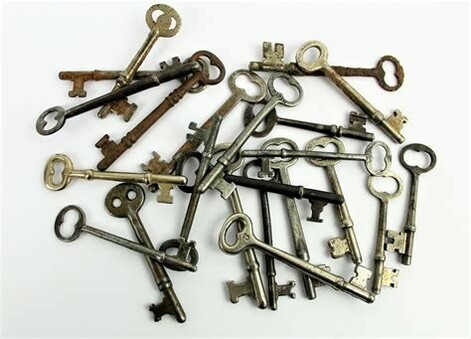 An array of keys, all long with very simple ends. Often with only a couple of teeth