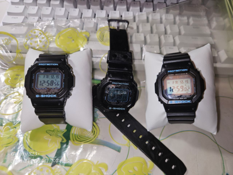 Three identical casio watch. The left one is manufactured in 2019, the middle one is manufactured in 2017 and crashed. The right one is manufactured in 2015